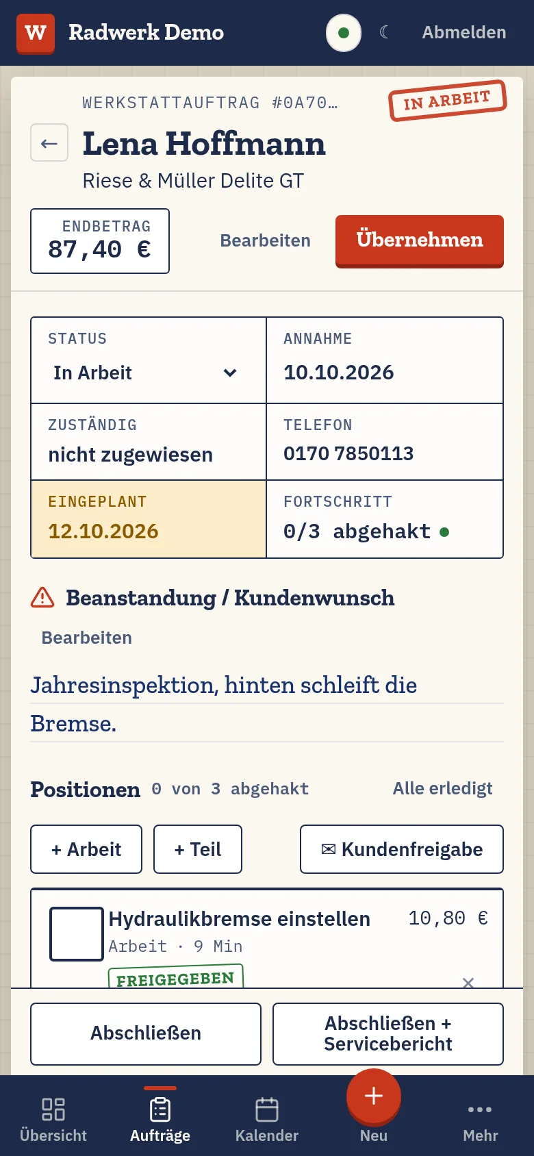 Werkstattbund App am Handy: Auftrag an der Werkbank